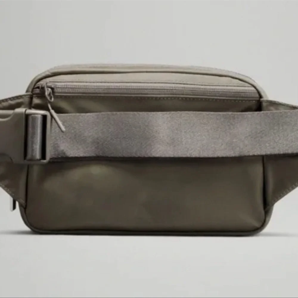 Lululemon Everywhere Belt Bag. NEW. Large 2L - Picture 4 of 12